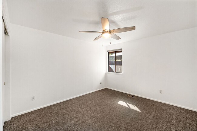 Building Photo - Super Cute North End Place with Garage and Backyard!