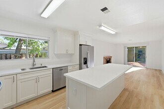 Building Photo - Spacious 4-bedroom 2-Bath in Desirable Area in Walnut Creek!