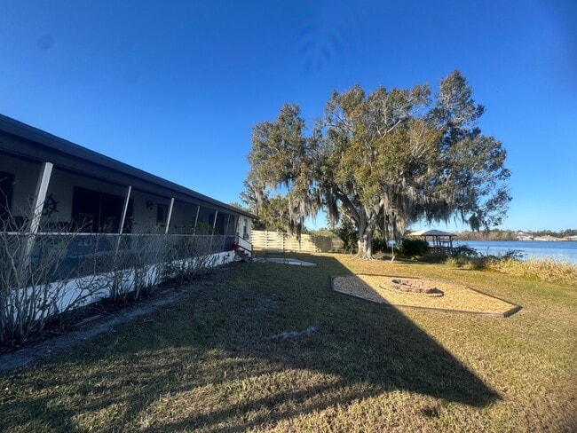 Building Photo - 734 Memorial Dr