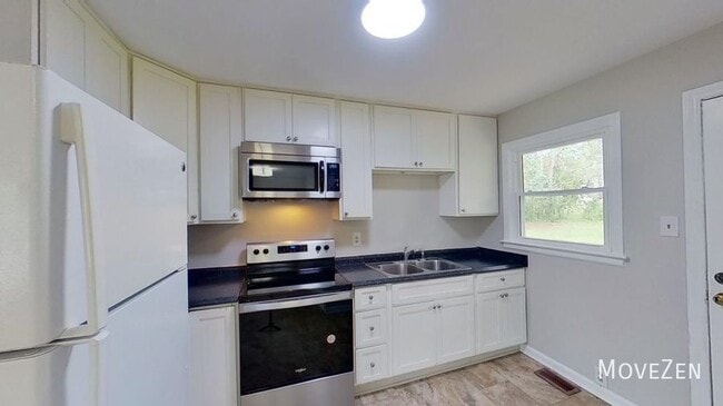Building Photo - 1109 N King Charles Rd