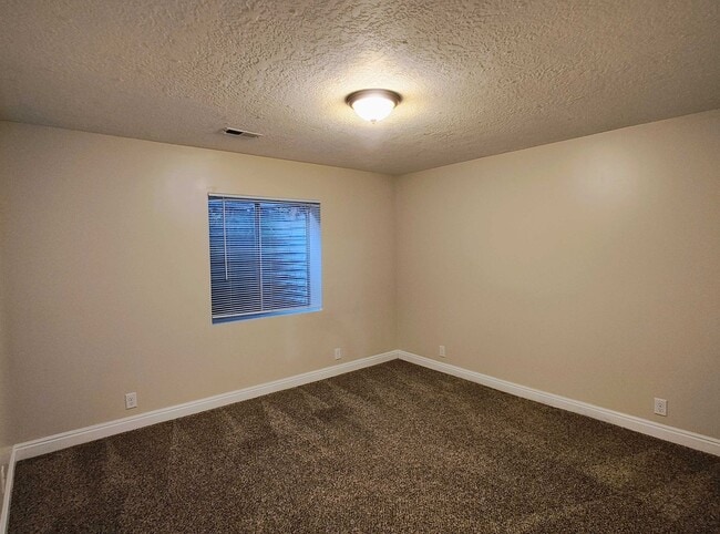 Building Photo - 5 BD 3 BA 2900 sq ft HOME IN DRAPER.