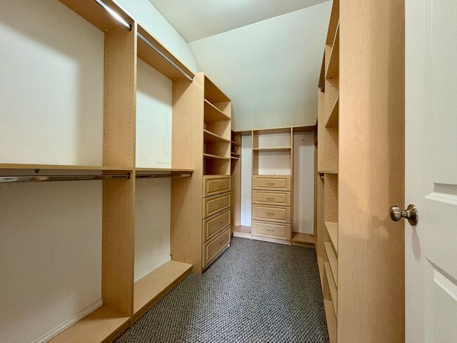 Building Photo - Charming 2-Bedroom Townhouse For Rent in L...