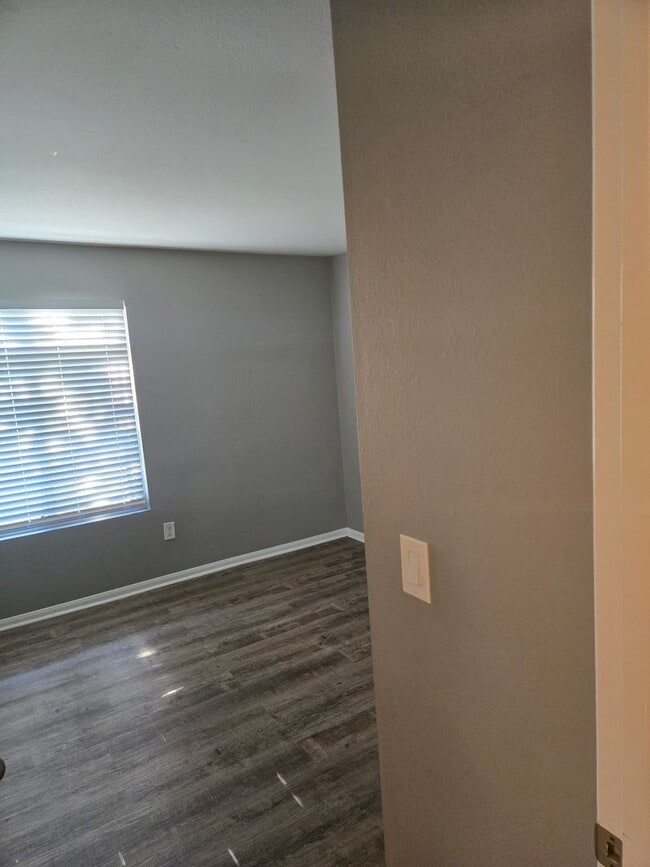 Building Photo - 2 Bedroom 1 Bathroom Condo