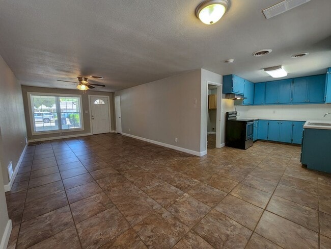 Building Photo - 3 Bedroom 2 Bath brick home in Shawnee