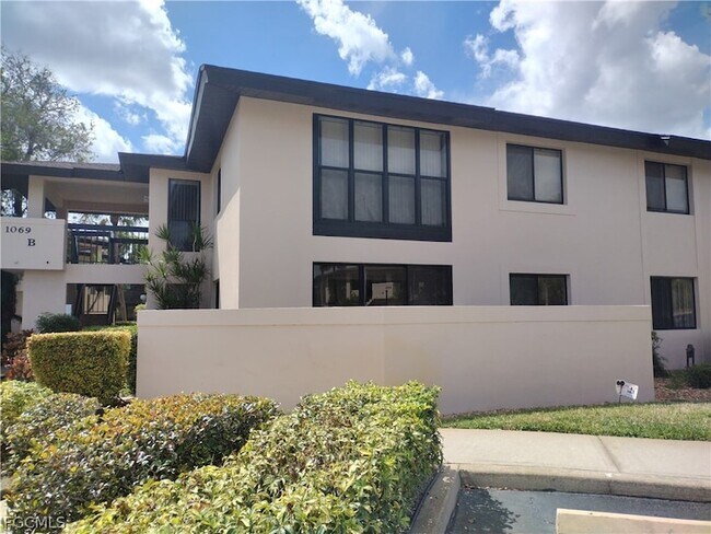 Building Photo - 1069 Villa Dr