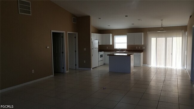 Building Photo - 932 Dobbins St E