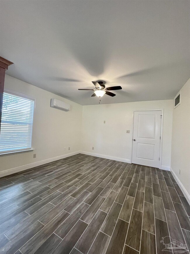 Building Photo - 5864 Tanglewood Dr