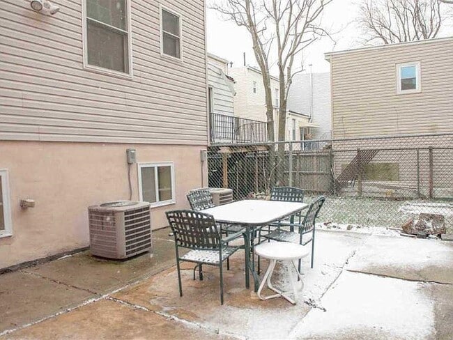 Building Photo - 43 Manhattan Ave