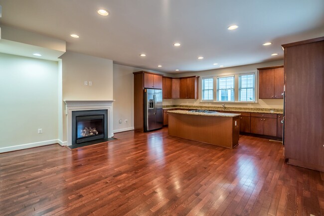 Building Photo - Gorgeous And Upgraded 2 Bedroom 3.5 Bathro...