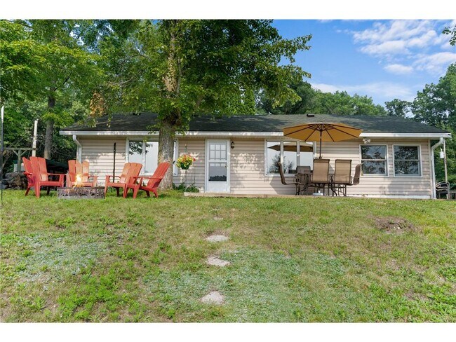 Building Photo - 2180 Island Dr