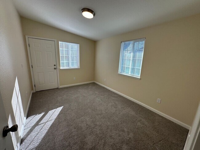 Building Photo - Beautiful Remodeled 2 bed, 1 Bath Back Lot Unit