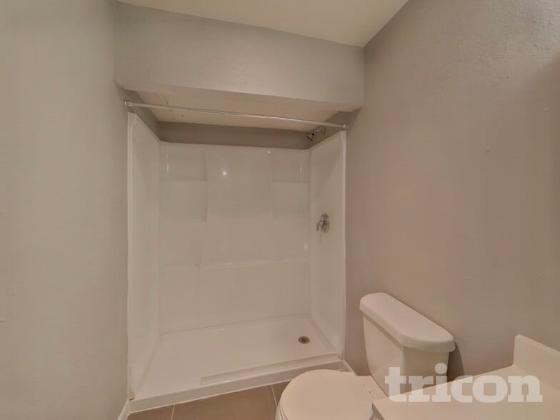 Building Photo - 6026 Lakecrest Dr