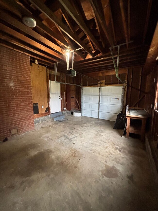 Building Photo - Newly Remodeled rancher in Halls