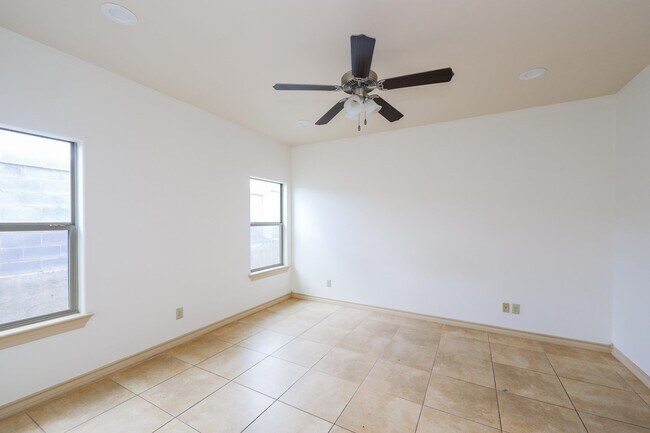 Building Photo - 10510 Sandia Dr