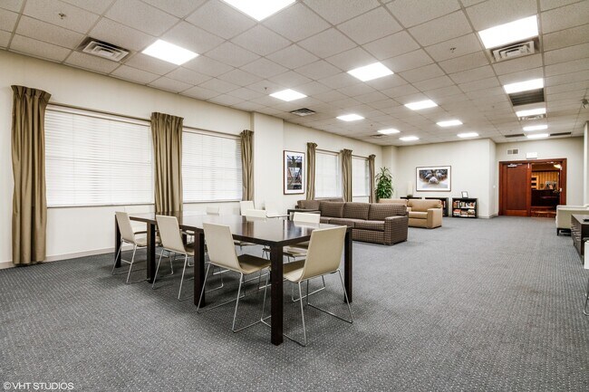 Building Photo - 21 W Chestnut St