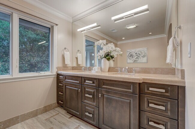 Building Photo - 140 Emerald Estates Ct