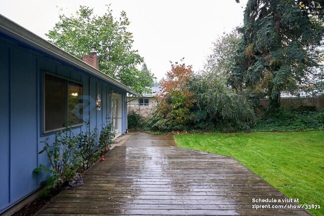 Building Photo - 3300 NE Robin Ct