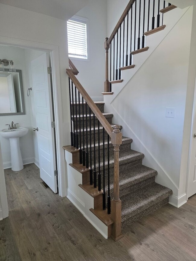 Building Photo - What a floor plan!!  Like new and ready for you!