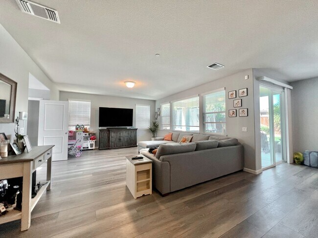 Building Photo - Perfect Family Home in Hollister