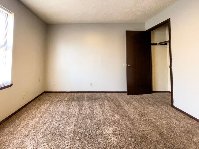 Building Photo - 2213 E Memorial Dr