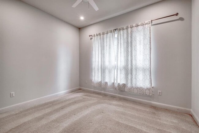 Building Photo - 14921 Iveans Way