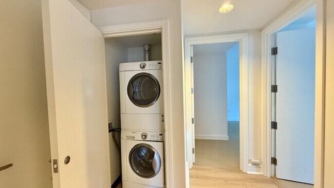 Building Photo - 2BR 2BA @ The BLU in SOMA/South Beach -AMSI