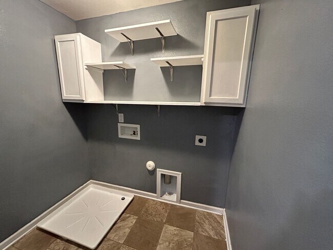 Building Photo - Beautiful 5 Bedroom Home in the Park Brook...