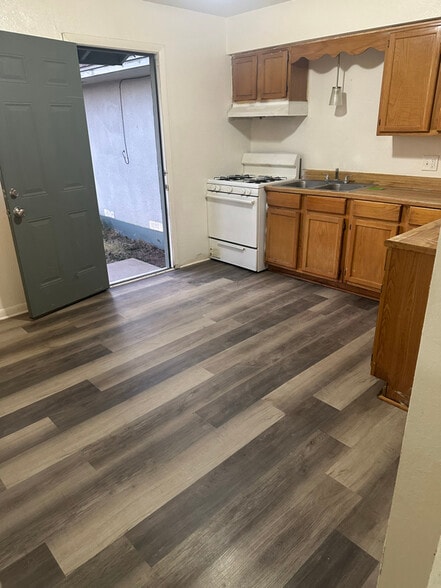 Building Photo - 1700 Pontiac Dr