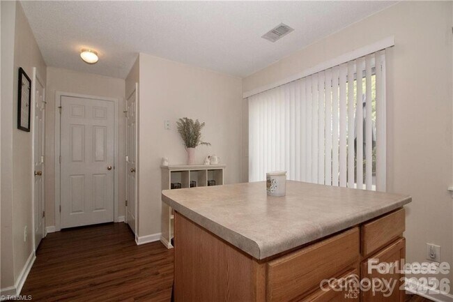 Building Photo - 137 Lynch Cir