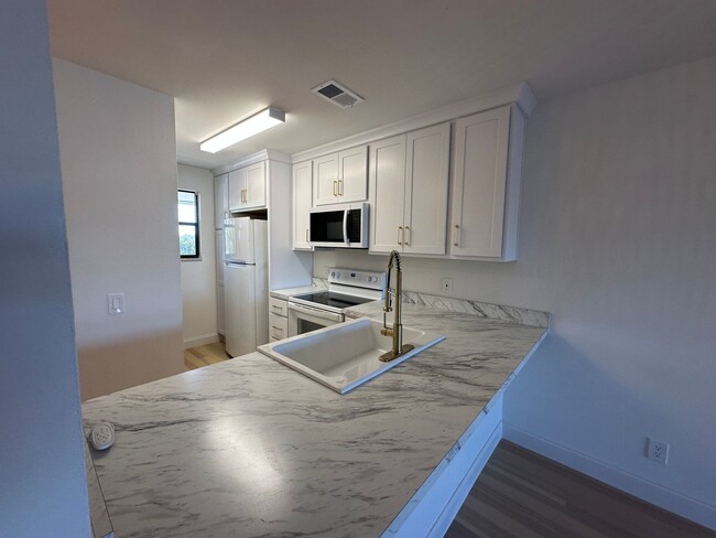 Building Photo - 2 bedroom 1 Bath newly renovated 1 mile fr...