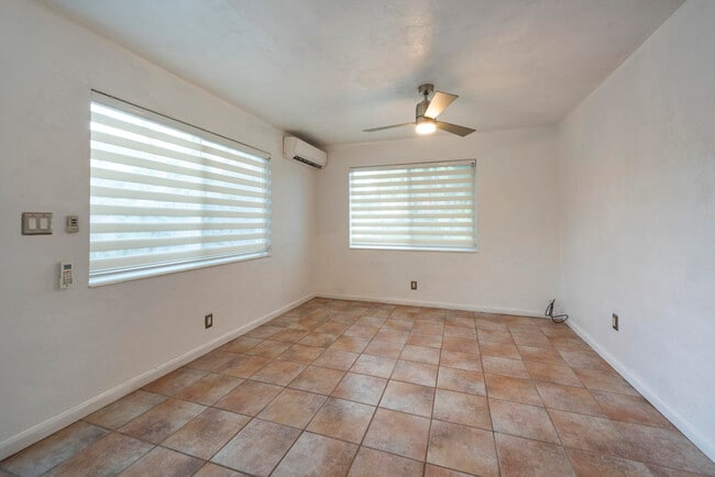 Building Photo - 1528 NE 33rd St