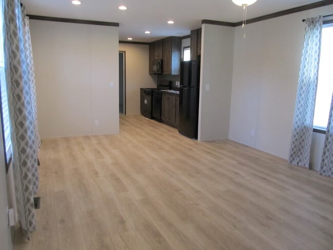 Building Photo - 10340 Midland Rd