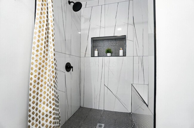 Building Photo - 887-889-889 E Livingston Ave