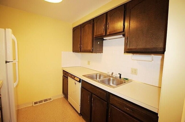 Building Photo - 80 Groton Dr