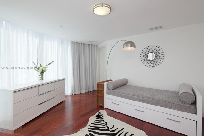 Building Photo - 200 S Biscayne Blvd