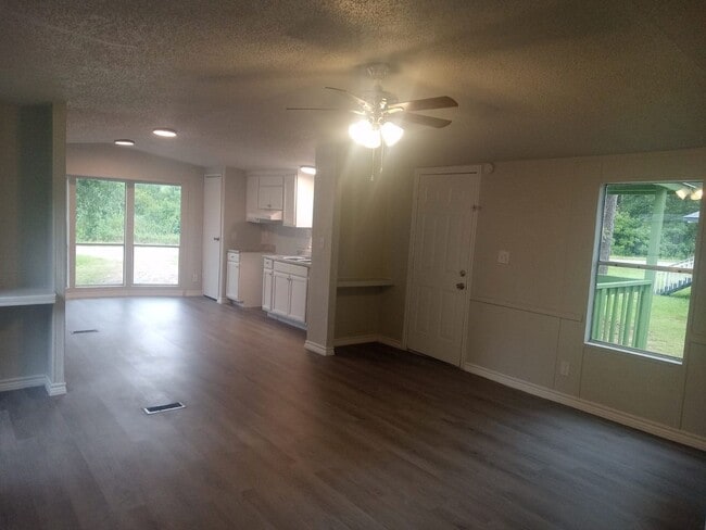 Building Photo - Be part of this cozy community at Roy Harris Loop