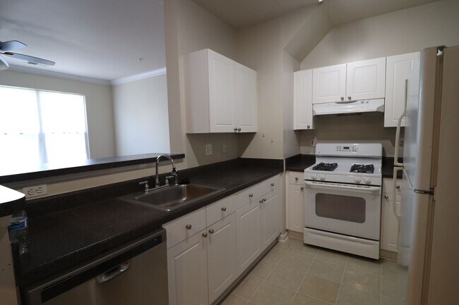 Building Photo - Rare 2BR 2BA 2 Level Condo With Garage