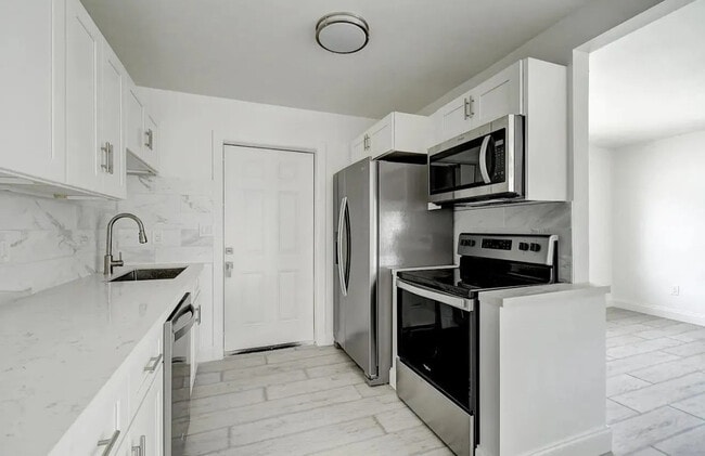 Building Photo - 702 42nd St