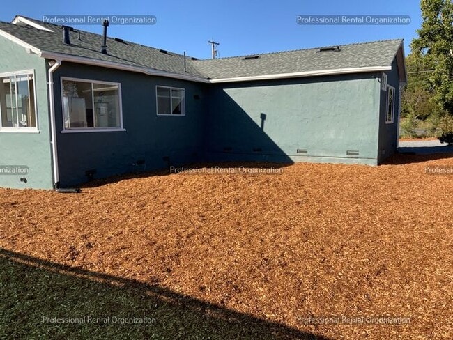 Building Photo - Country property minutes from downtown Pet...