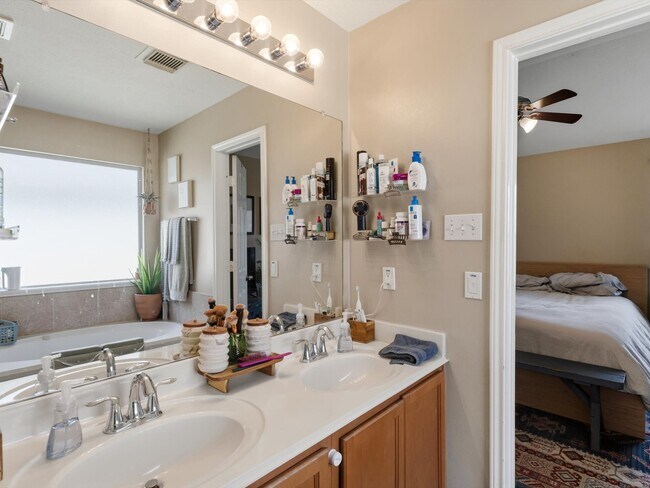 Building Photo - 15811 Sarasam Creek Ct