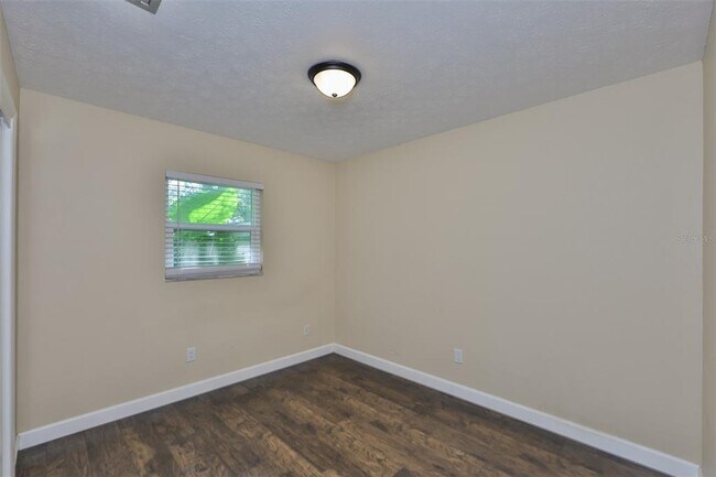Building Photo - 105 N Kingsway Rd
