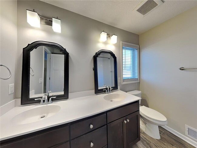 Building Photo - 1525 Independence Ave N