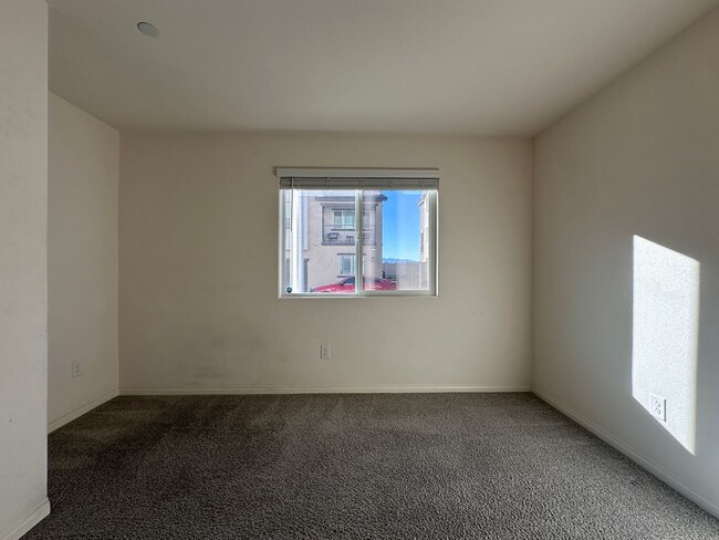 Building Photo - CONTEMPORARY TOWNHOUSE WITH AMENITIES AND ...