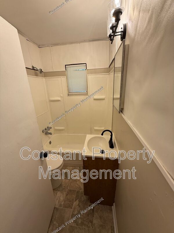 Building Photo - 1104 Dewey St