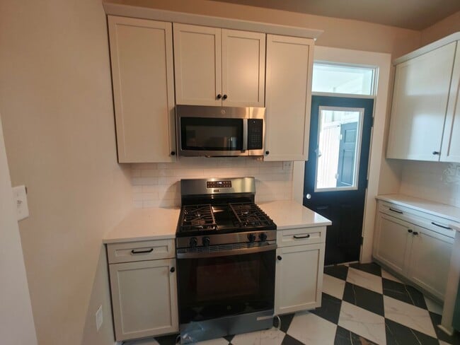 Building Photo - 3 bedroom home at Garland and S Sheppard