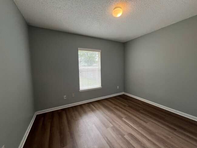 Building Photo - ** COMING SOON ** FENCED Three Bedroom in Watermill