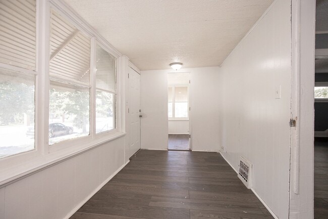 Building Photo - 2 BED 1 BATH SINGLE FAMILY HOME IN EUCLID!
