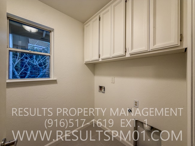 Building Photo - Beautiful Rocklin Light and bright Home!