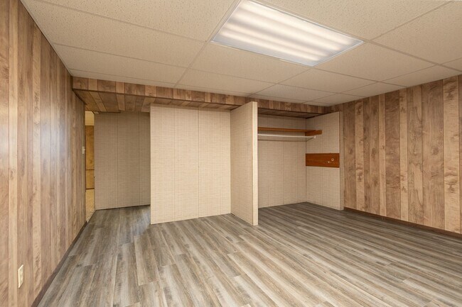 Building Photo - Updated 5 bedroom | 2 bath | 2 car garage | WALK OUT BASEMENT | Fenced backyard | Close to downto...