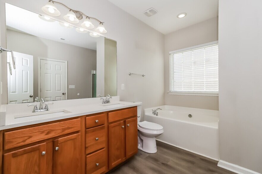 Building Photo - 2912 Village Center Dr